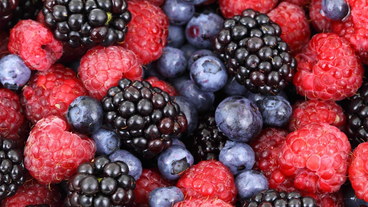 7 Makanan Super yang Bisa Bantu Redakan Migrain, Dari Buah Beri Sampai Kacang Kenari!
