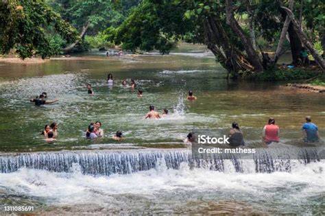 Mandi di Sungai: Tradisi, Manfaat, dan Pentingnya Menjaga Keselamatan